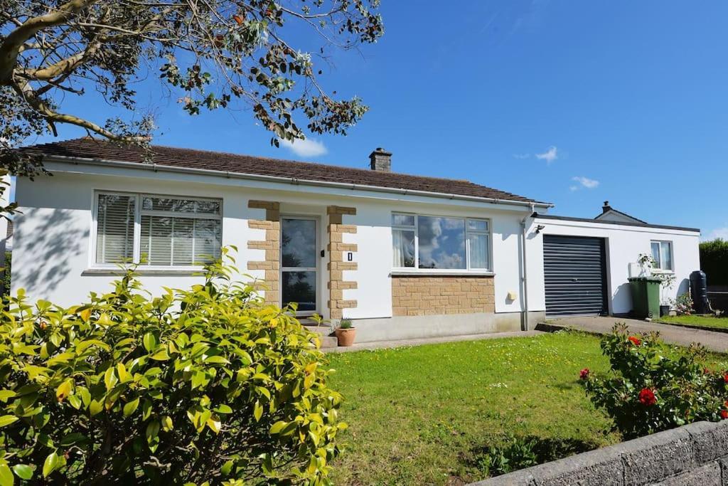 3-Bedroom Bungalow With Parking, Goldsithney, Penzance, Cornwall Perranuthnoe Buitenkant foto