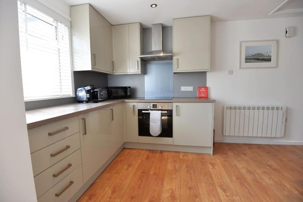 3-Bedroom Bungalow With Parking, Goldsithney, Penzance, Cornwall Perranuthnoe Buitenkant foto