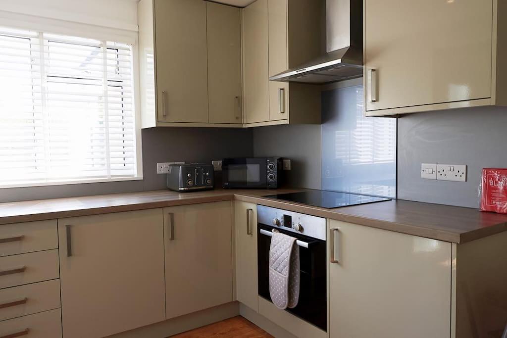 3-Bedroom Bungalow With Parking, Goldsithney, Penzance, Cornwall Perranuthnoe Buitenkant foto